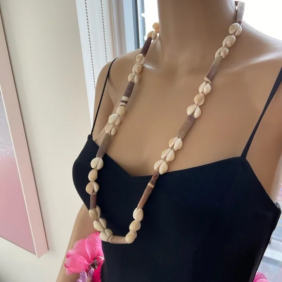 Seashell Necklace 🐚🐚 - Picture 5 of 8